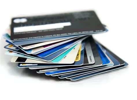 is it smart to have 3 credit cards|how many credit cards should i make.